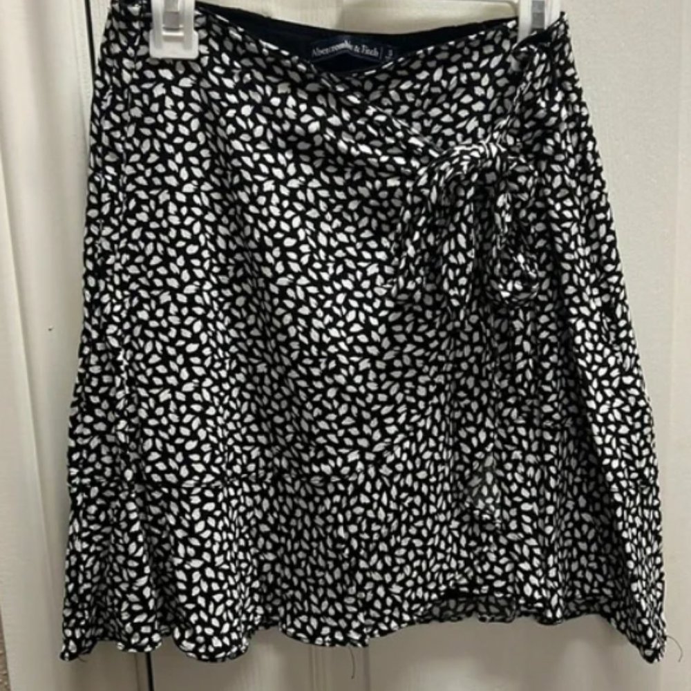 Abercrombie and Fitch Black Pattern Ruffle Wrap Skirt Size Medium